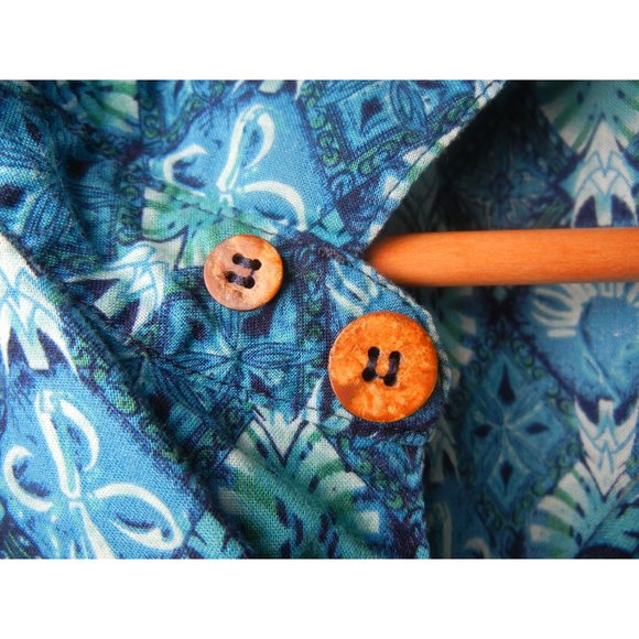 Blue print Hawaiian Shirt, Duke Kahanamona  XL coconut buttons gently preowned - Picture 6 of 7